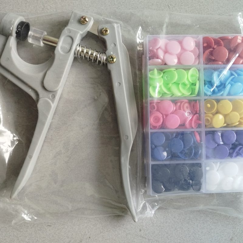 PINZA E BOTTONI IN PLASTICA